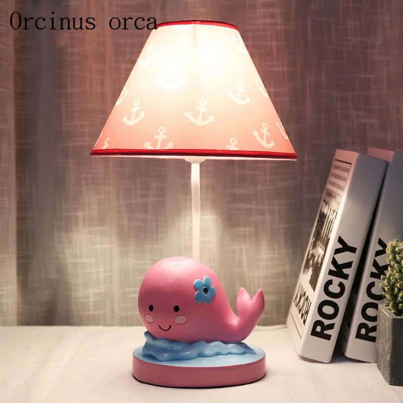 Kūrybinės animacijos rožinė banginis stalo lempos mergina, miegamojo, vaikų kambario lempos šiuolaikinės paprasta derva žuvų dekoratyvinis stalo lempa